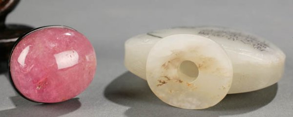 White nephrite Chinese snuff bottle with inci - 4