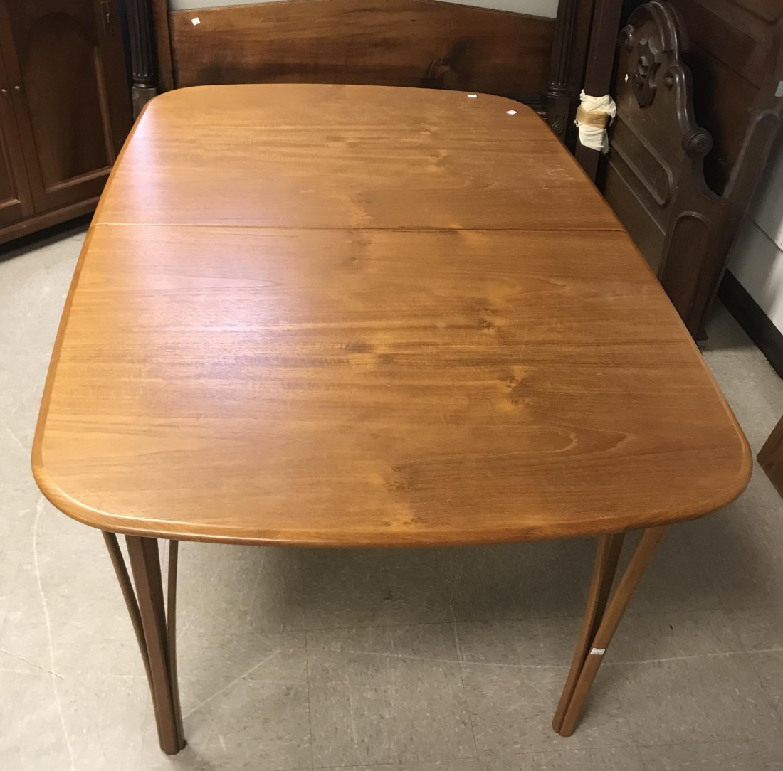 Danish Modern Haslev Table with Two Leaves: Danish Modern Haslev Møbelsnedkeri Table with Two Leaves