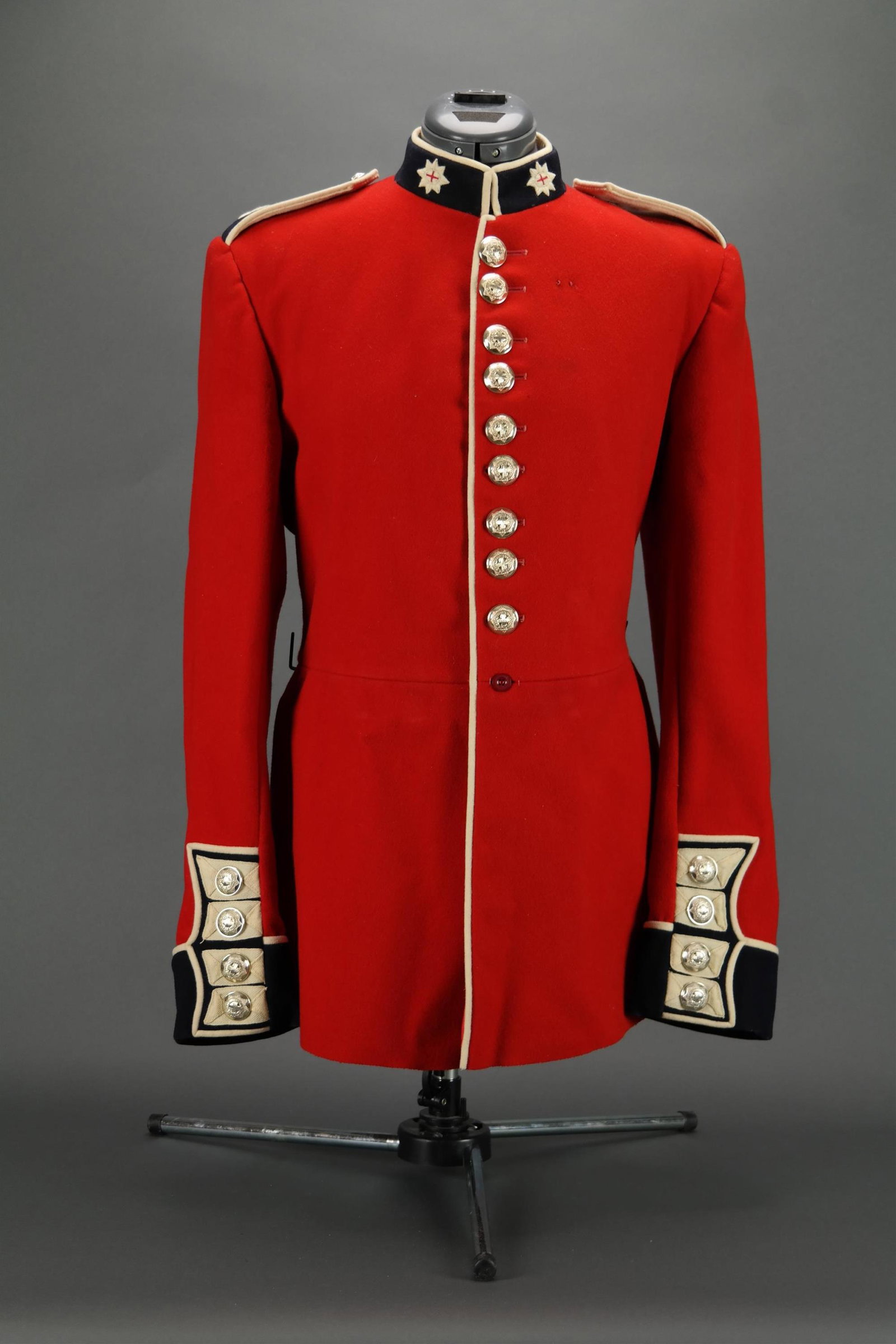 Coldstream Guards Trooper: [Uniforms] Coldstream Guards Trooper's Tunic. With Tudor Rose insignia on epaulets and St. George's cross on buttons. Size 32. Label on interior. Made by Kashket & Partners, Ltd._x000D_ Condition Very