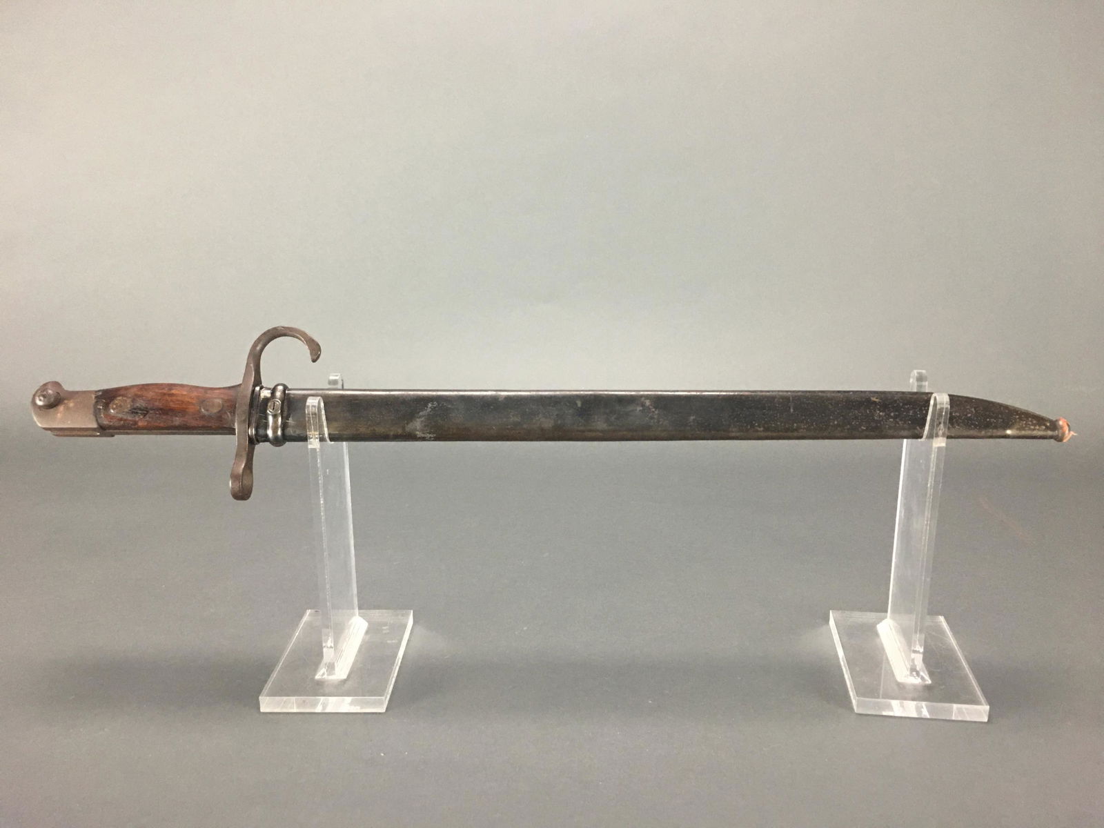 WWII Arisaka Type 30 Hook Rifle Bayonet.: [Edged Weapons] WWII bayonet for an Arisaka Type 30 hook rifle. In sheath. Serial on pommel: 691328. Blade: 15 3/4". Total length: 20", in sheath: 20 3/4"._x000D_ Condition Wear from age.