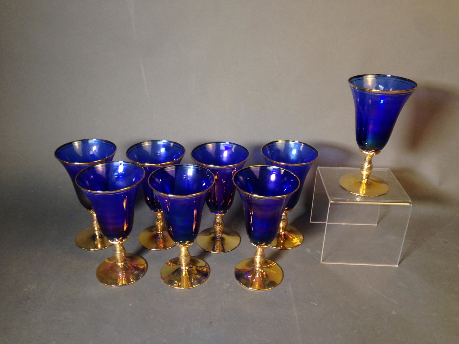 Eight Blown Glass Cobalt and Gold Wine Stems: Eight Blown Glass Cobalt and Gold Wine Stems ++ 7.5" tall_x000D_ Condition: Like new condition.