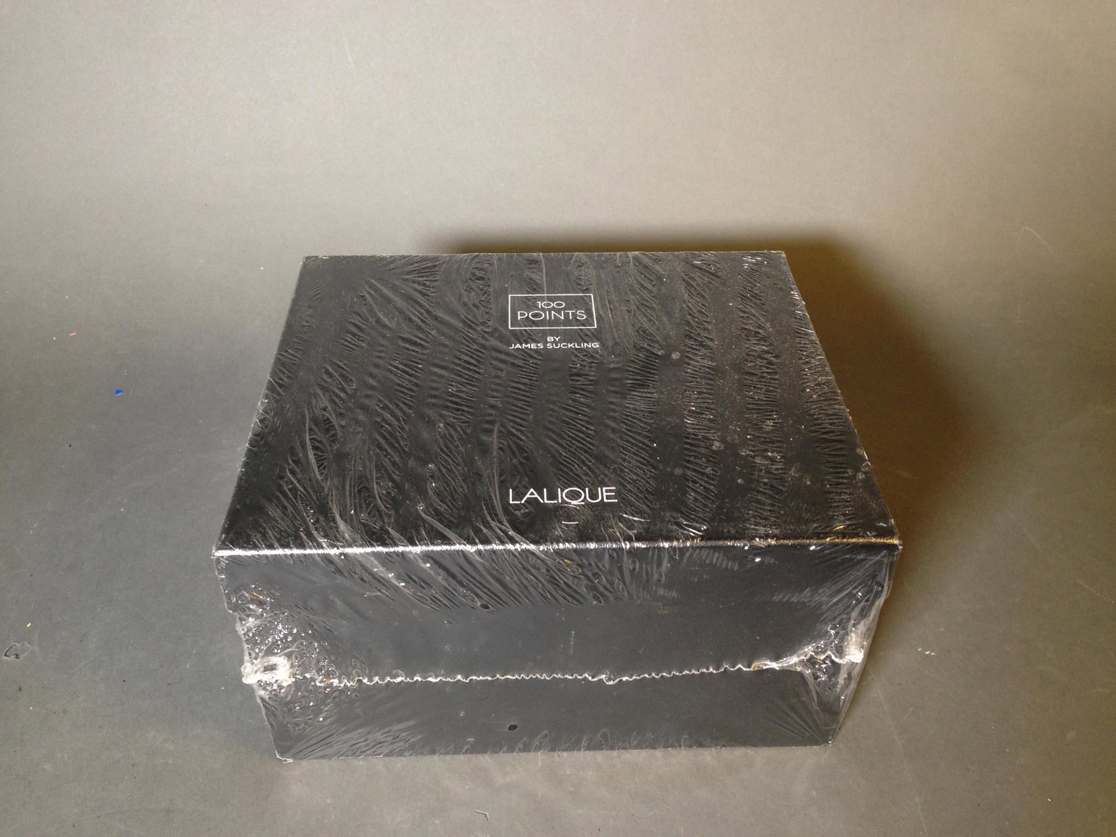 James Suckling Lalique Crystal Large Tumblers: A Pair of 100 Point Series by James Suckling Lalique Crystal Large Tumblers ++ Has presentation box ++ Glasses 6" tall and 10" x 8" x 5"_x000D_ Condition: New condition. Unopened original packaging, h
