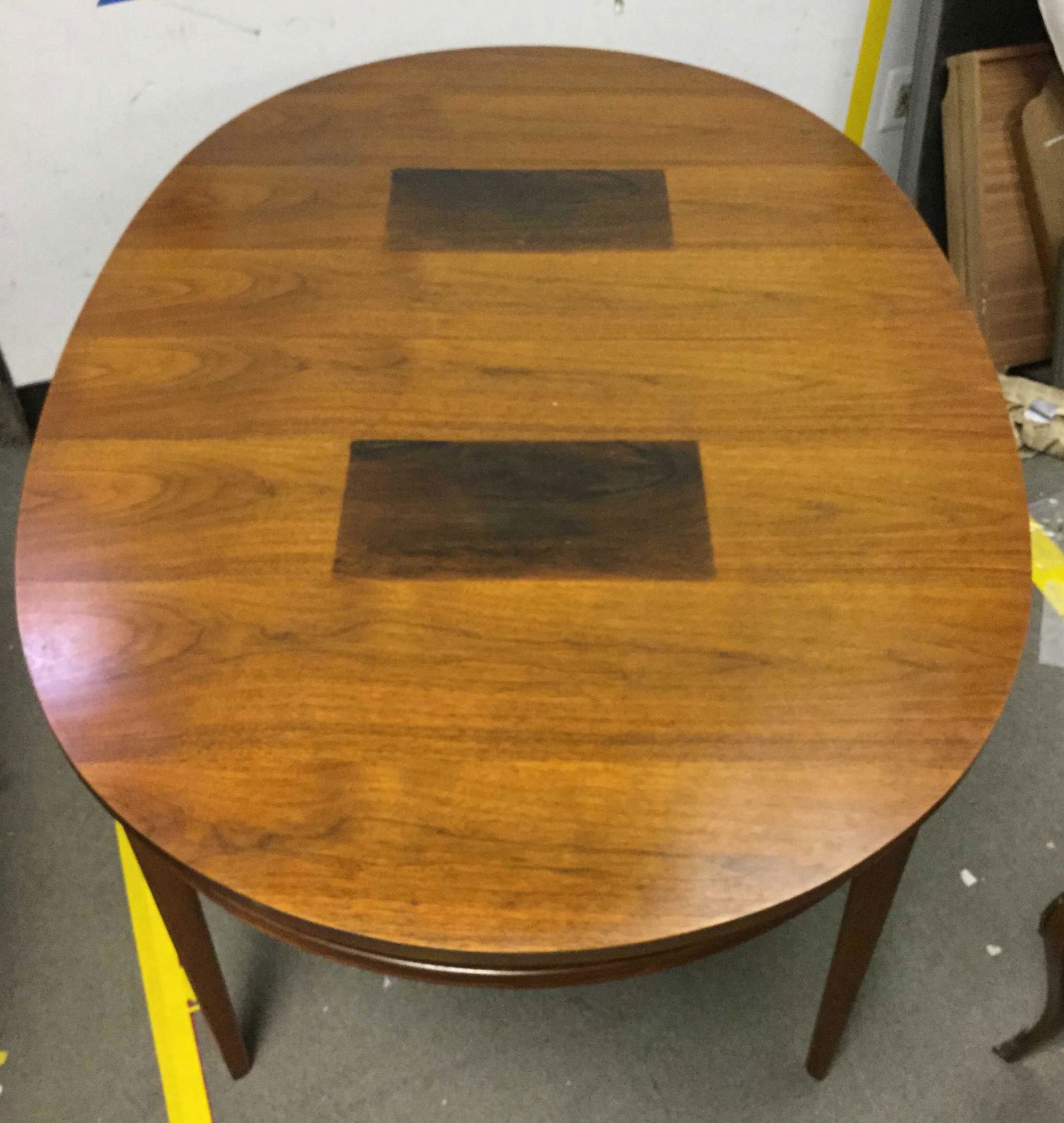 John Stuart Draw Leaf Table: A John Stuart draw leaf table. Two leaves included. _x000D_ Measuring: 30" x 40" x 60"