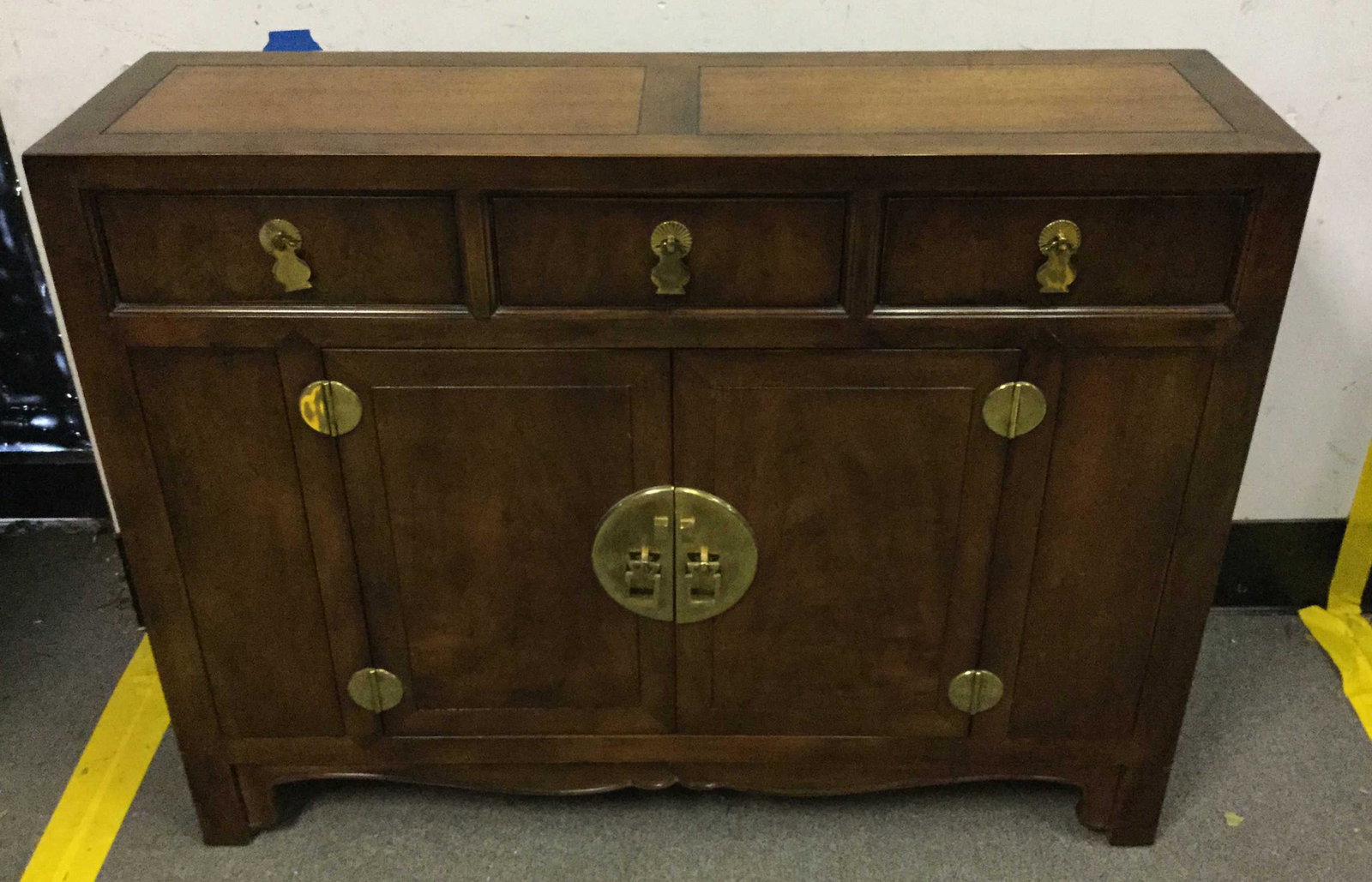 Chinese Style Henredon Dresser: A chinese style Henredon dresser. _x000D_ Measuring: 32" x 42" x 12"