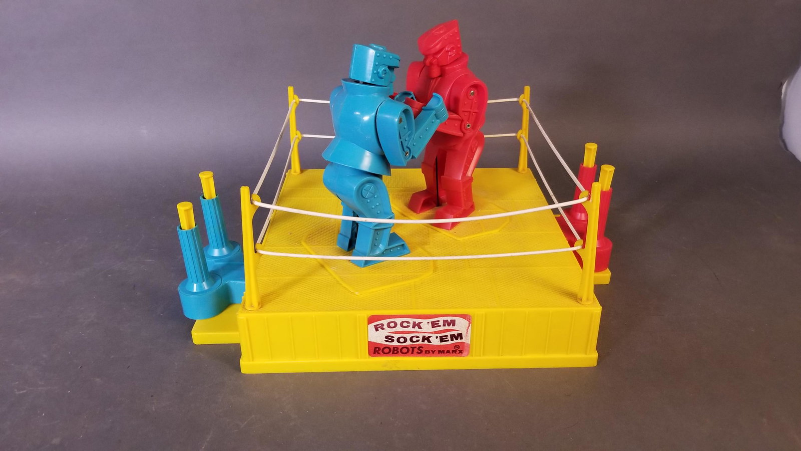 Pre 1970s Marx Rock'em Sock'em Robots: Pre 1970s Marx Rock'em Sock'em Robots ++ 20" x 14"_x000D_ Condition: All parts function