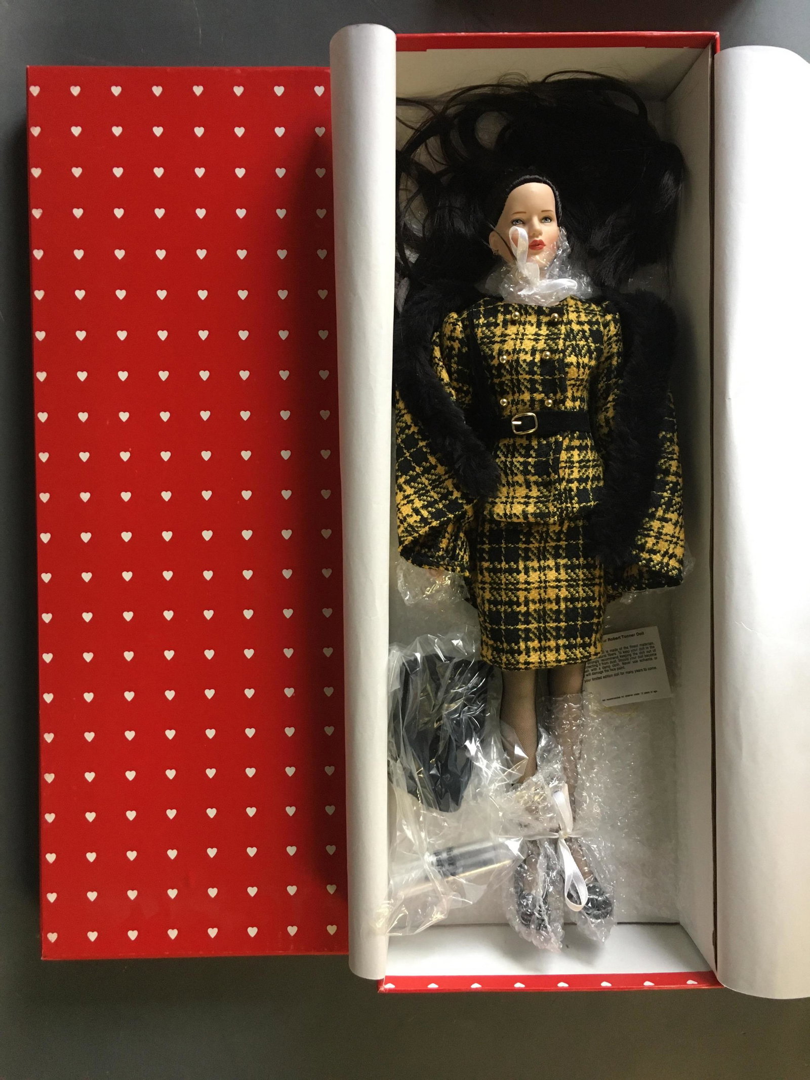 3 Tonner Doll Company Dolls.: 3 Tonner Doll Company dolls. (1) Natasha. #413/500. (2) Bailey. #229/500. (3) Victorian Jane Seymour. With CoA. 1 of 500._x000D_ Condition: Like new. In original boxes.