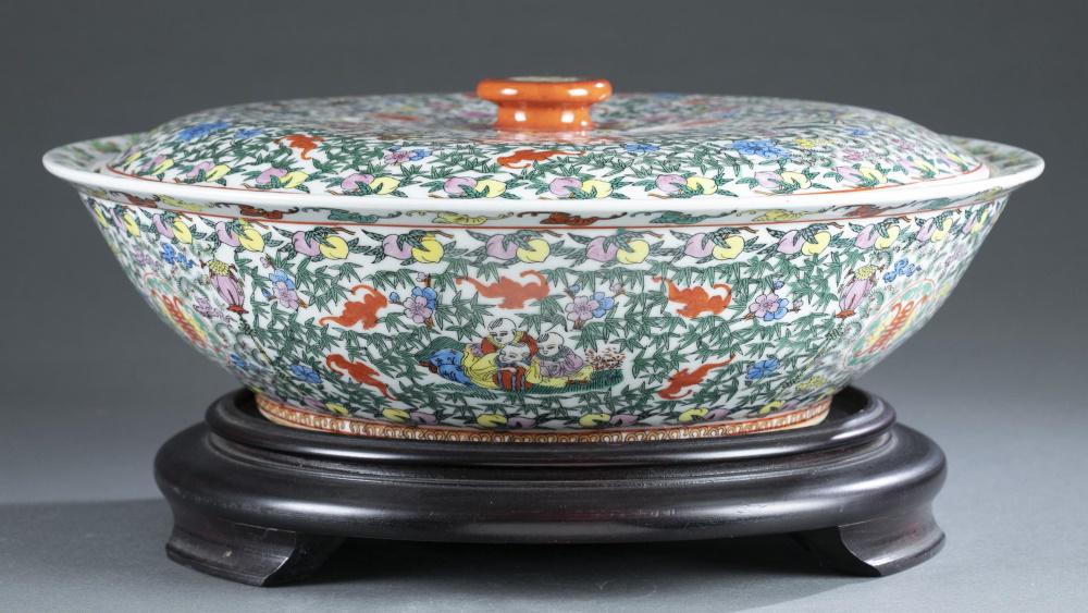 Large Chinese covered porcelain bowl. (1 of 10)