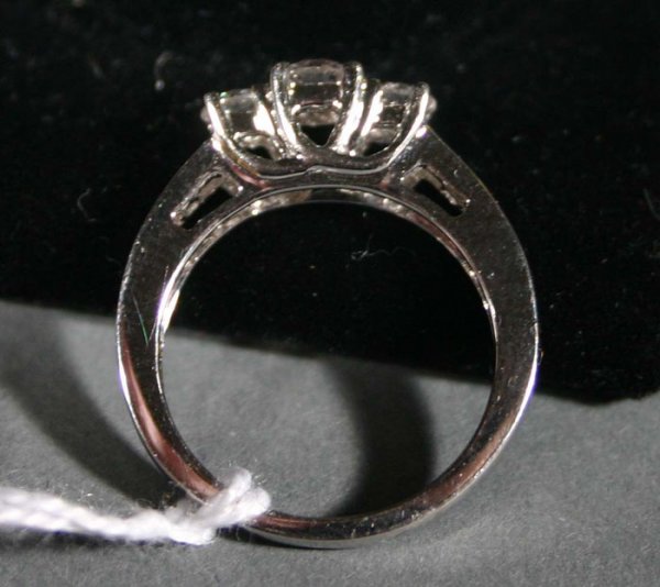 Three diamond ring 14K white gold band - 3