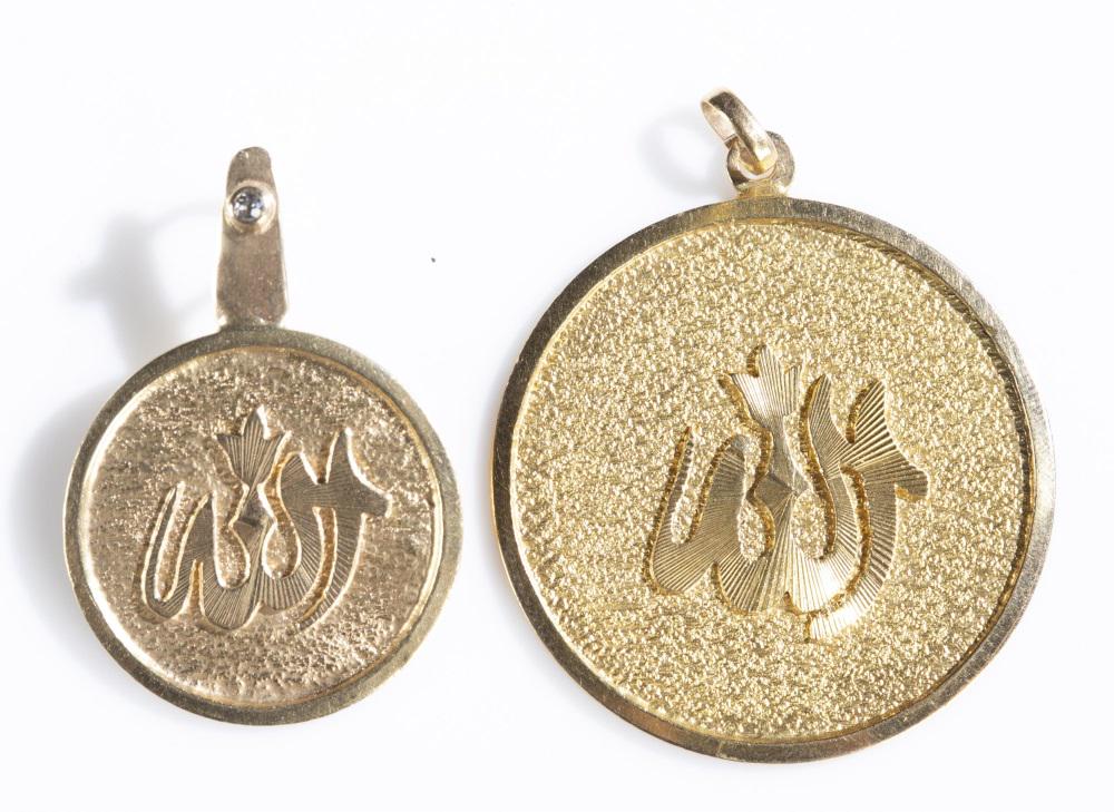 2 Allah 18k gold pendants. (1 of 5)