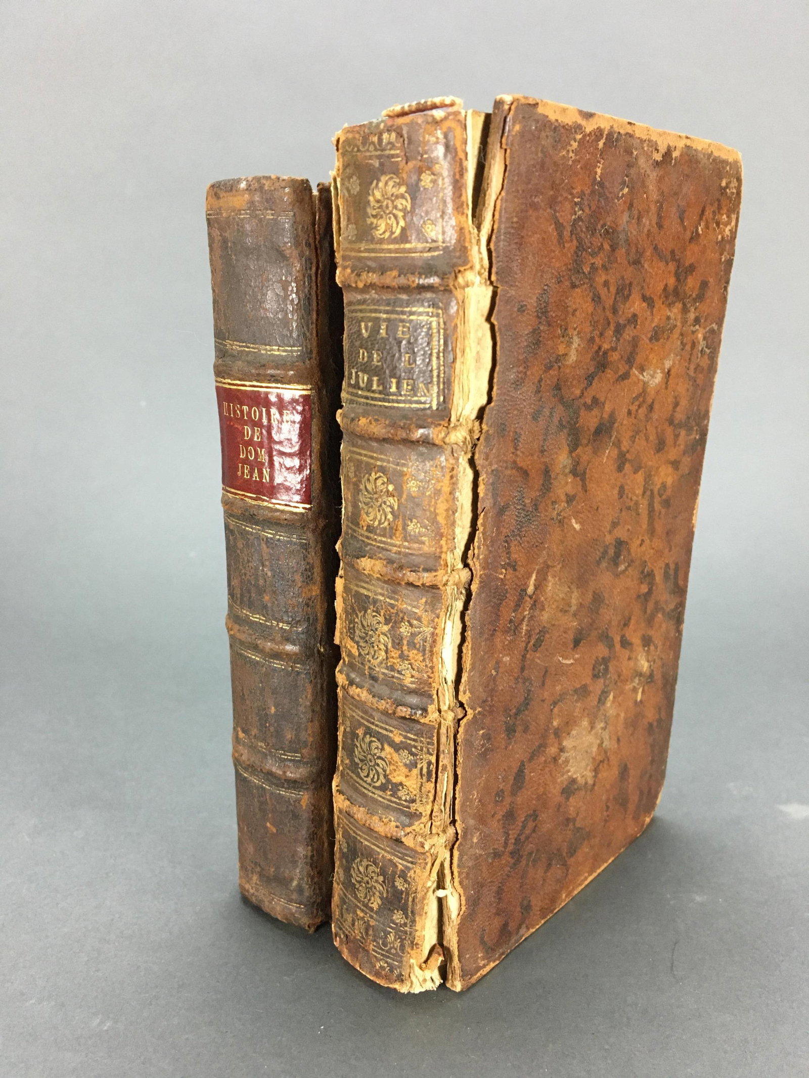 2 vols. Inc. Histoire De Dom Jean, 1690.: [French] 2 volumes. (1) Arnauld, Antoine. Histoire De Dom Jean de Palafox. Francia, 1690. Bound in contemoprary leather, red leather spine label. (2) Bleterie, Abbe De La. Vie De L'Empereur Julien. De
