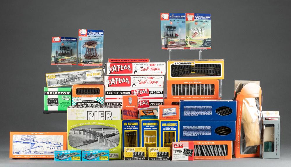 HO Gauge tracks and HO Scale accessories OB. (1 of 8)