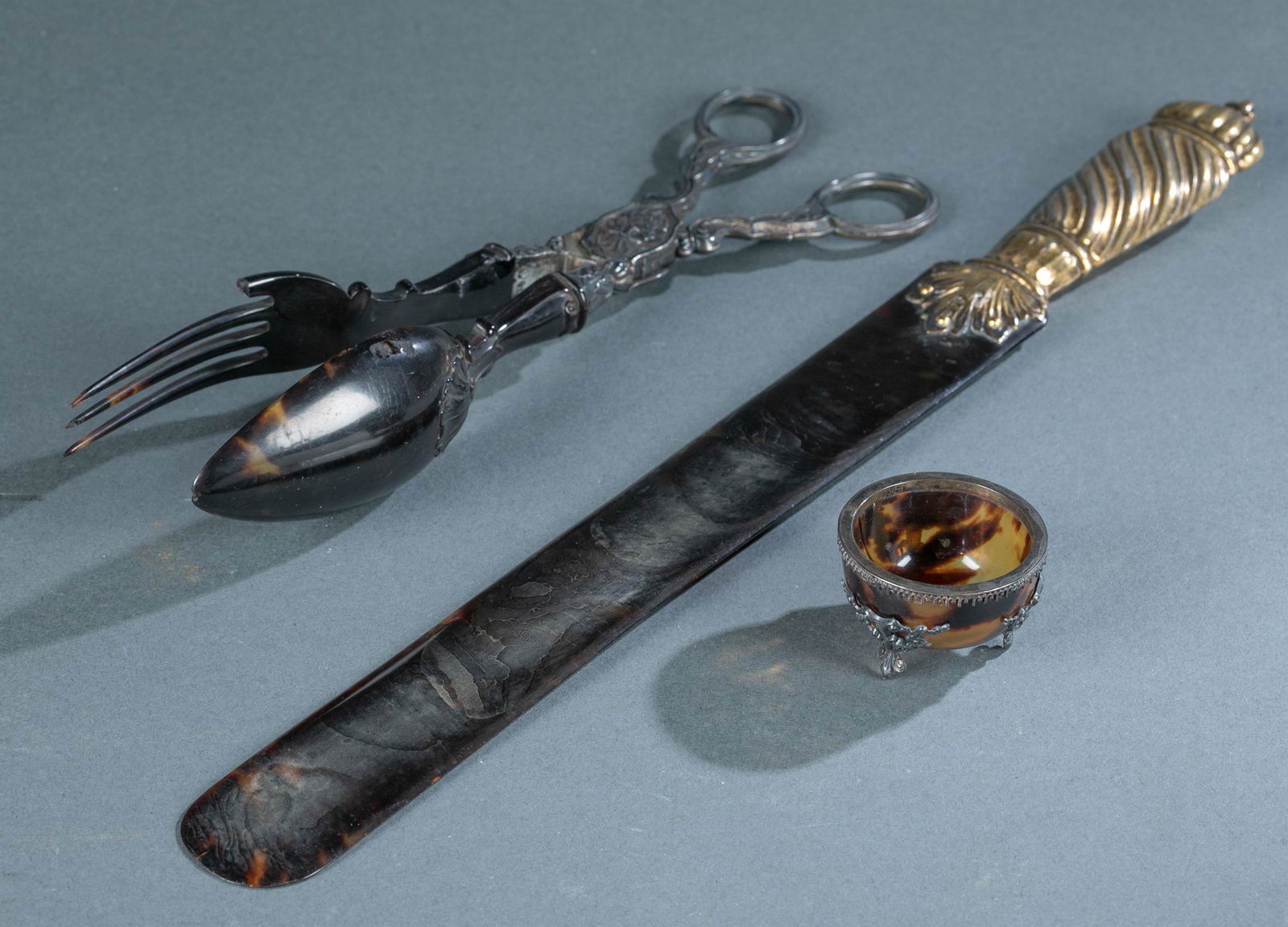 3 Sterling & tortoiseshell pieces, 19th c.: A group of three European sterling & tortoiseshell pieces. 19th century. ++ William Comyns & Sons, London tortoiseshell page turner with gold wash sterling handle, circa 1890. English hallmarks on han