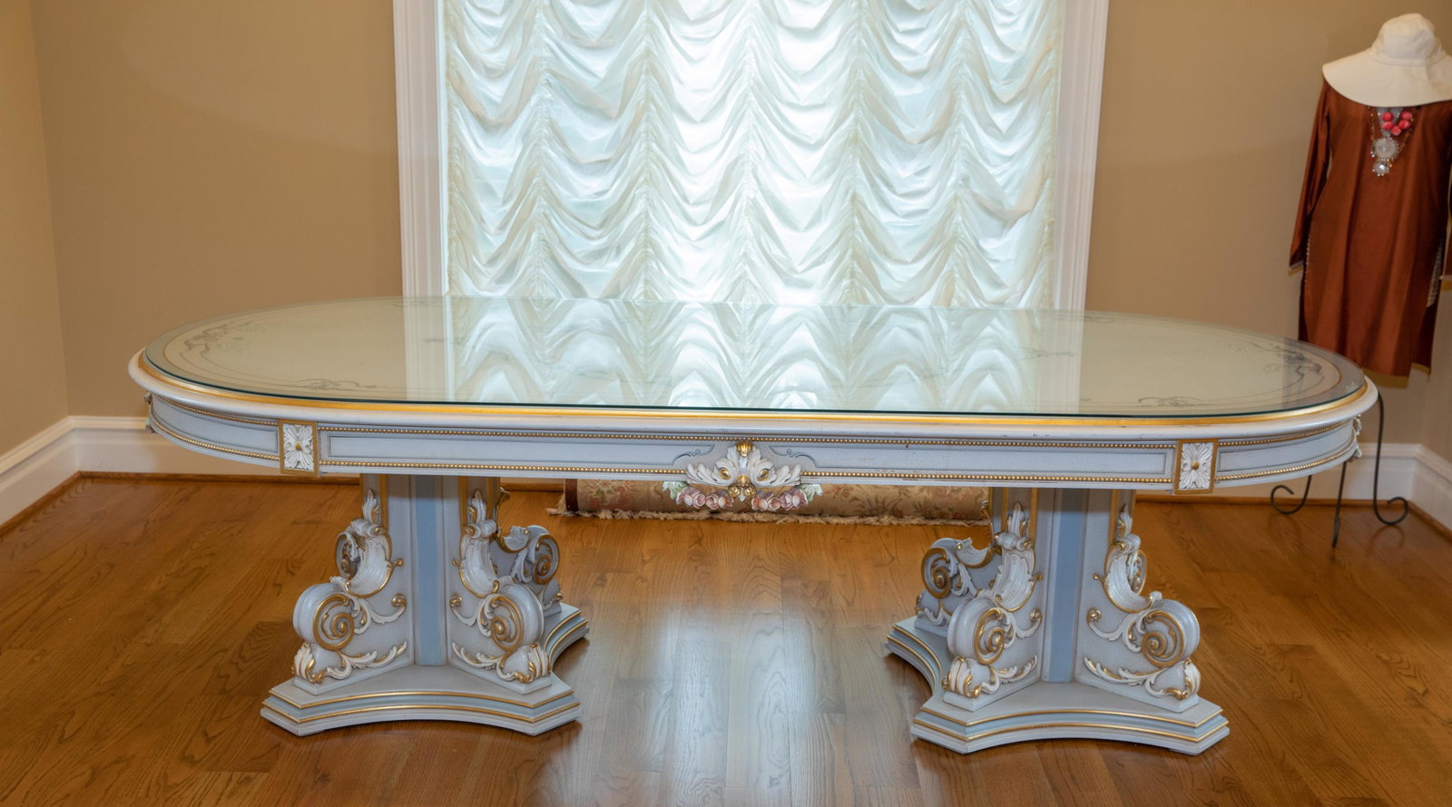 Italian Louis XV dining table and eight chairs: An Italian Louis XV dining table and eight chairs. Meroni Francesco E Figli for Versailles Galleries. Table has craquelure cream colored finish with painted floral design, gold accents, and hanging fl