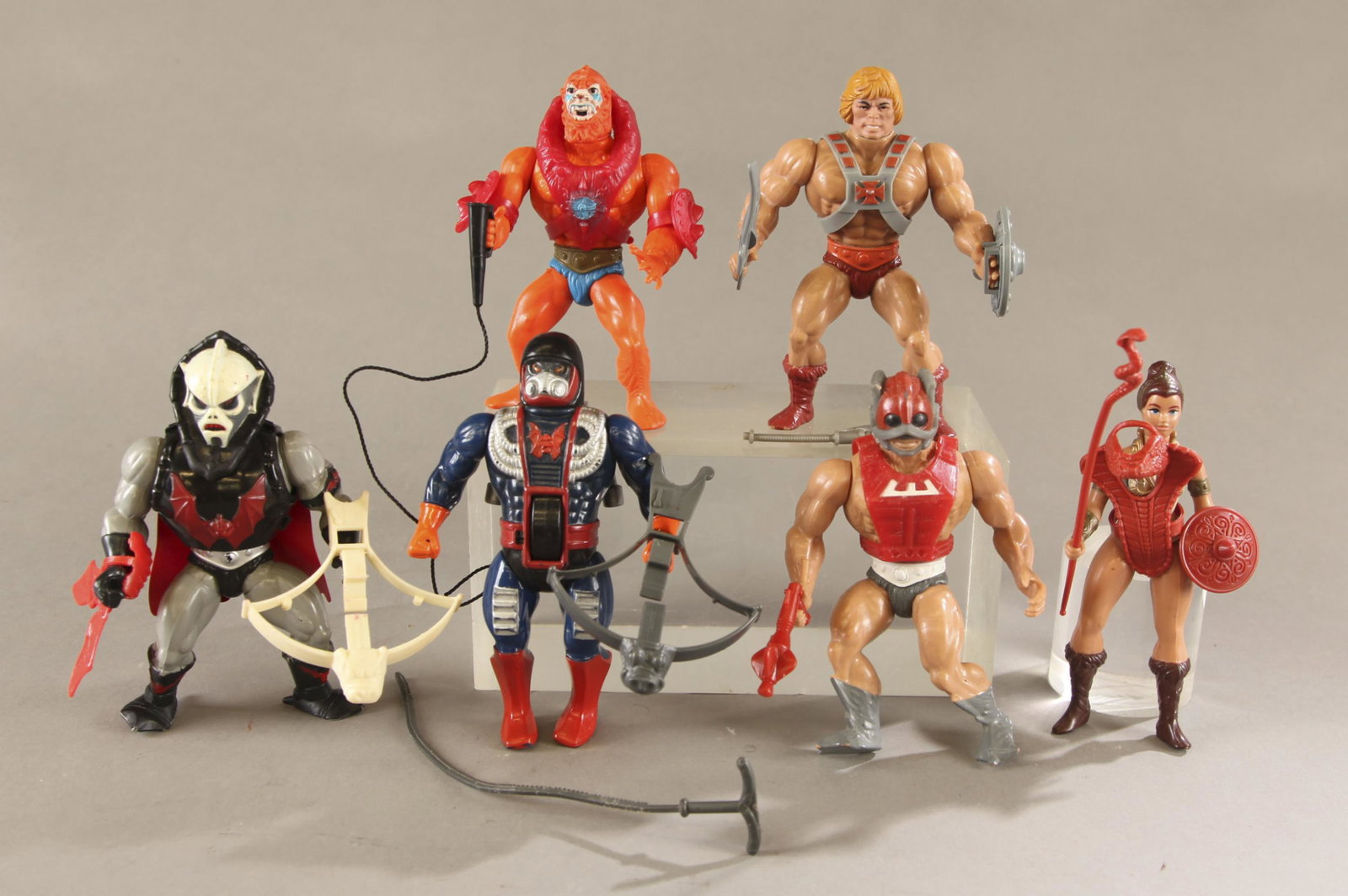 6 complete MOTU loose action figures.: A group of six complete Mattel Masters of the Universe loose action figures. ++ 1982 complete He-Man action figure. Includes battleaxe, power sword, chest armor, and shield. ++ 1982 complete Teela act