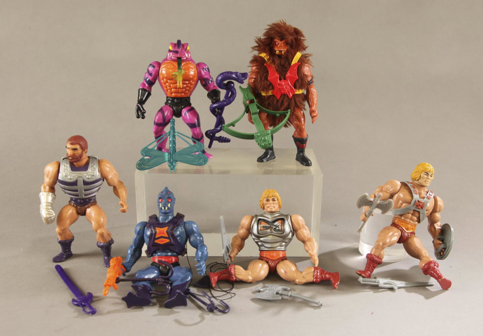 6 complete MOTU loose action figures.: A group of six complete Mattel Masters of the Universe loose action figures. ++ 1982 complete He-Man action figure. Includes battle axe, power sword, chest armor, and shield. ++ 1983 complete Fisto ac