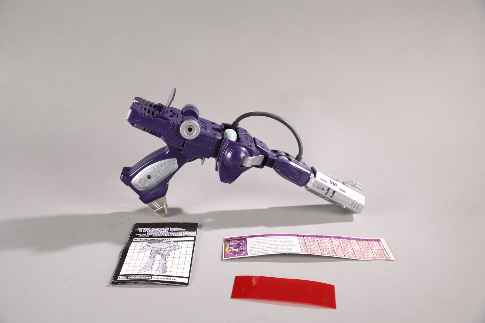 G1 Transformers Shockwave figure.: 1985 Hasbro G1 Transformers Shockwave figure. Includes instructions, tech specs, and barrel. Missing battery cover. 2" x 6" x 8 1/2" Condition: Electronics untested.