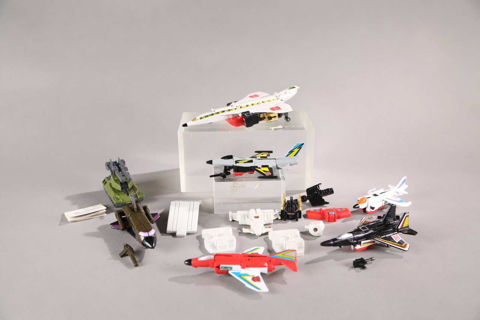 7 G1 Transformers Combiners figures.: A group seven 1986 Hasbro G1 Transformers Combiners series figures ++ A group of five Aerialbots figures. Fireflight missing weapon. Complete Slingshot with neutron rifle. Complete Skydive with nega-g