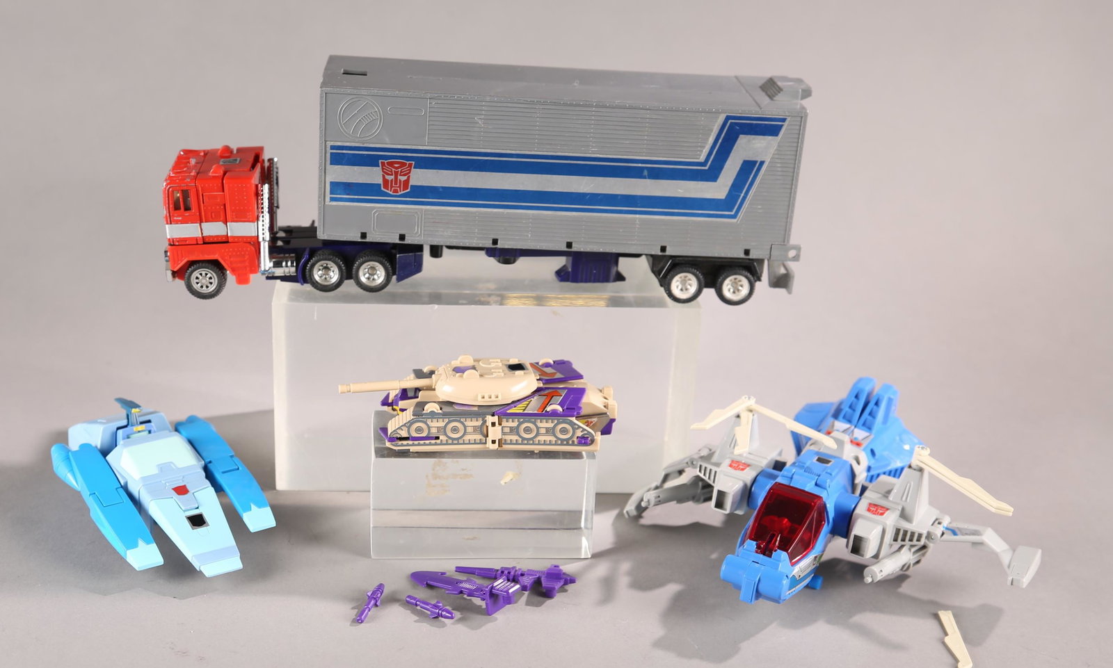 4 G1 Transformers figures.: A group of four incomplete Hasbro G1 Transformers figures. ++ 1987 Headmasters: Highbrow with two corrosive acid rifles and Headmaster Gort. ++ 1987 Targetmasters: Blurr with shield. Missing Targetmas
