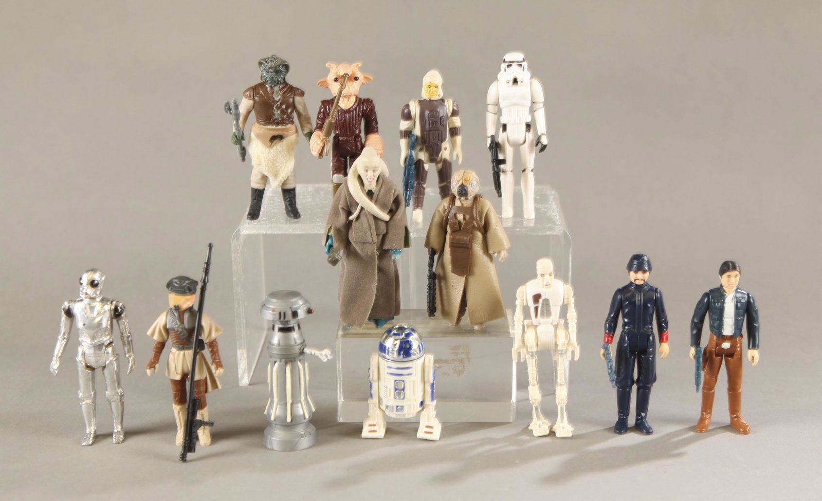 13 complete Star Wars original series figures: A group of thirteen complete Kenner Star Wars original series action figures. ++ Three 1978 Star Wars figures. Including Storm trooper with E-11 blaster, 1978 Death Star Aroid, and R2-D2. ++ Four The 