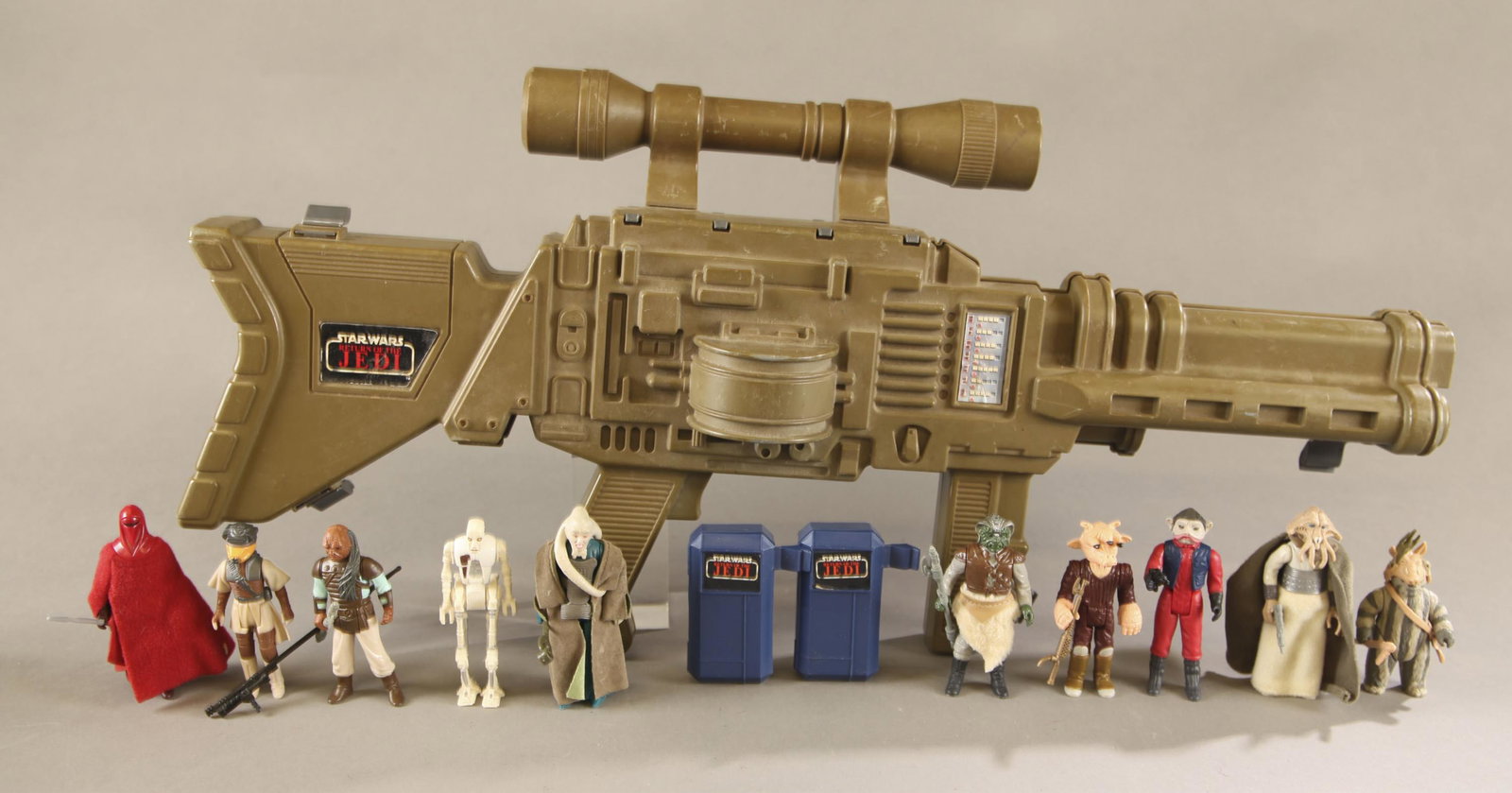 10 Star Wars: ROTJ complete action figures & case: A group of ten complete Kenner Star Wars: Return of the Jedi action figures & laser rifle case. ++ Leia Boushh Disguise with helmet and rifle. Emperor’s Royal Guard with two cloaks and force pike. K