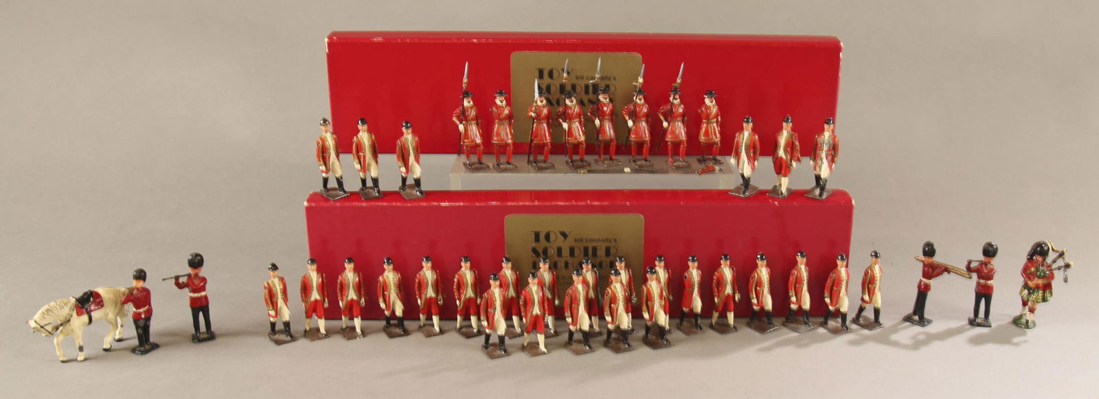 36 Postwar Britains Ltd. toy soldiers.: A group of thirty six postwar Britains Ltd. toy soldiers. ++ Twenty eight No. 40296 footmen figures. ++ Eight No. 40397 Yeoman of the Guard. Seven yeoman with partisans and officer with sword. ++ Six