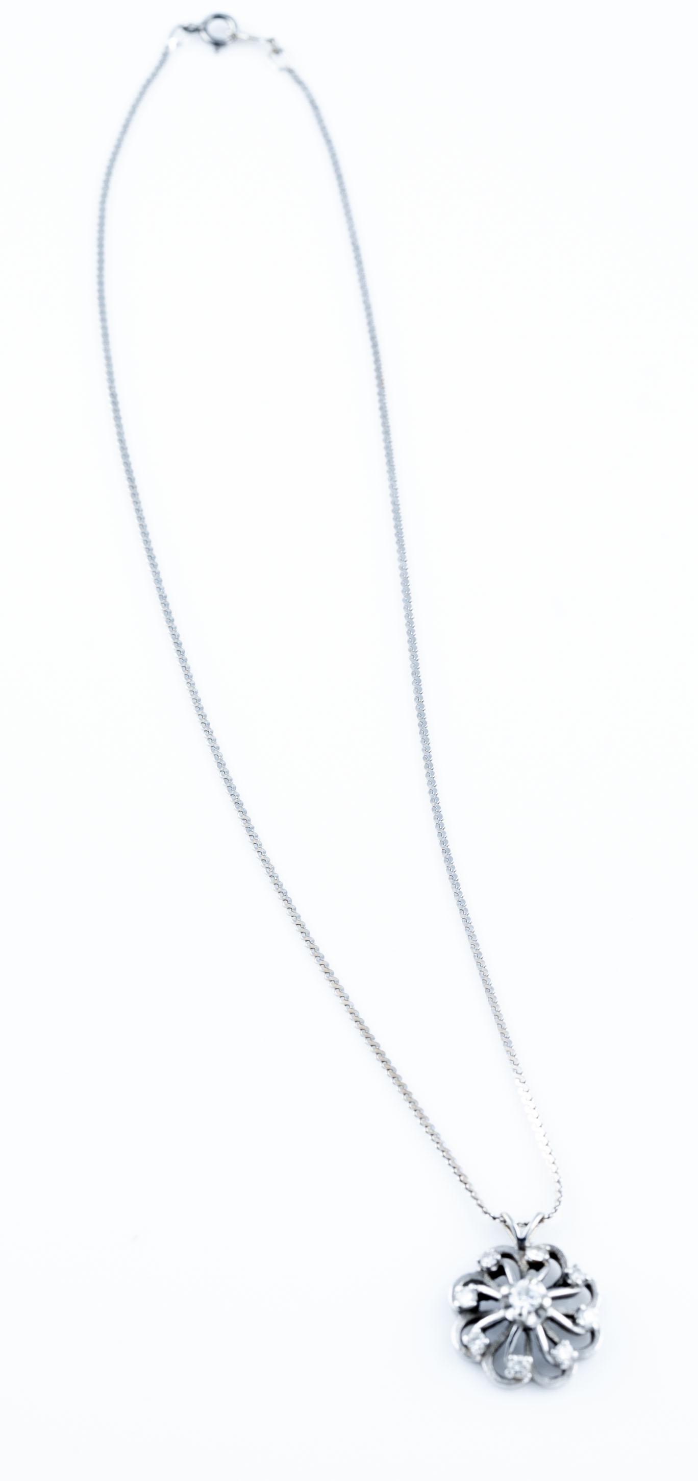 14k diamond flower necklace. (1 of 3)