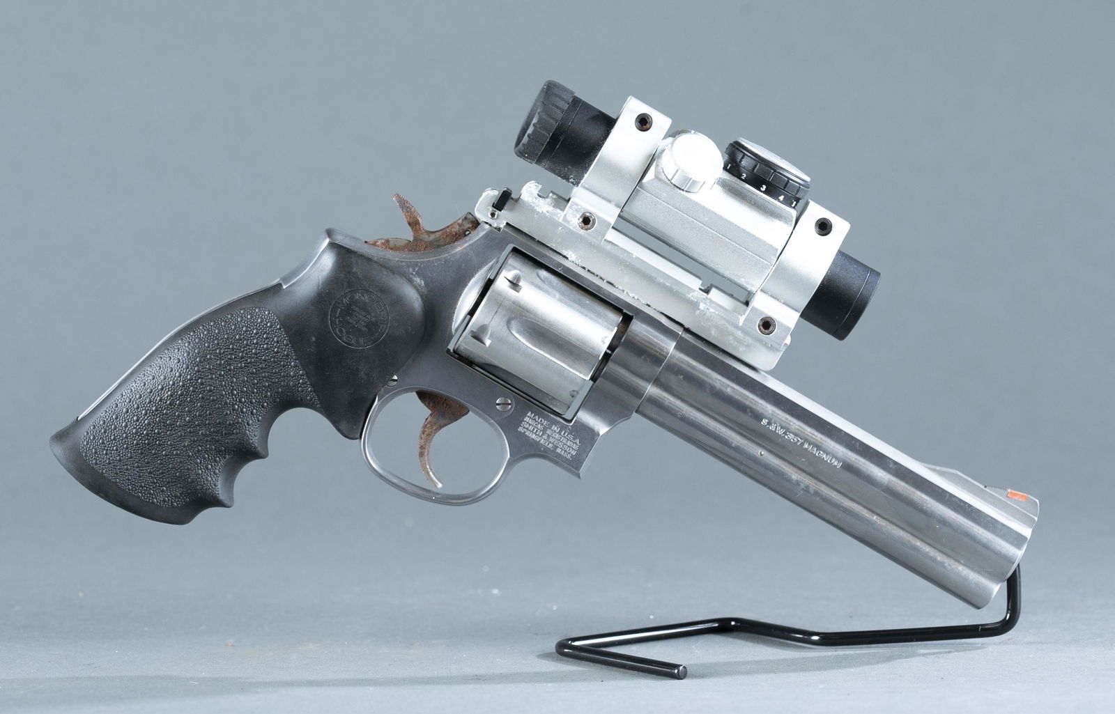 S&W M686-4 revolver, .357 Magnum.: Smith and Wesson M686-4 six shot revolver, S&W .357 Magnum. L frame. 6" lugged barrel. Stainless steel finish. Includes Redfield rail, Leupold Gilmore red dot sight, and Hogue rubber grips. Serial BSA