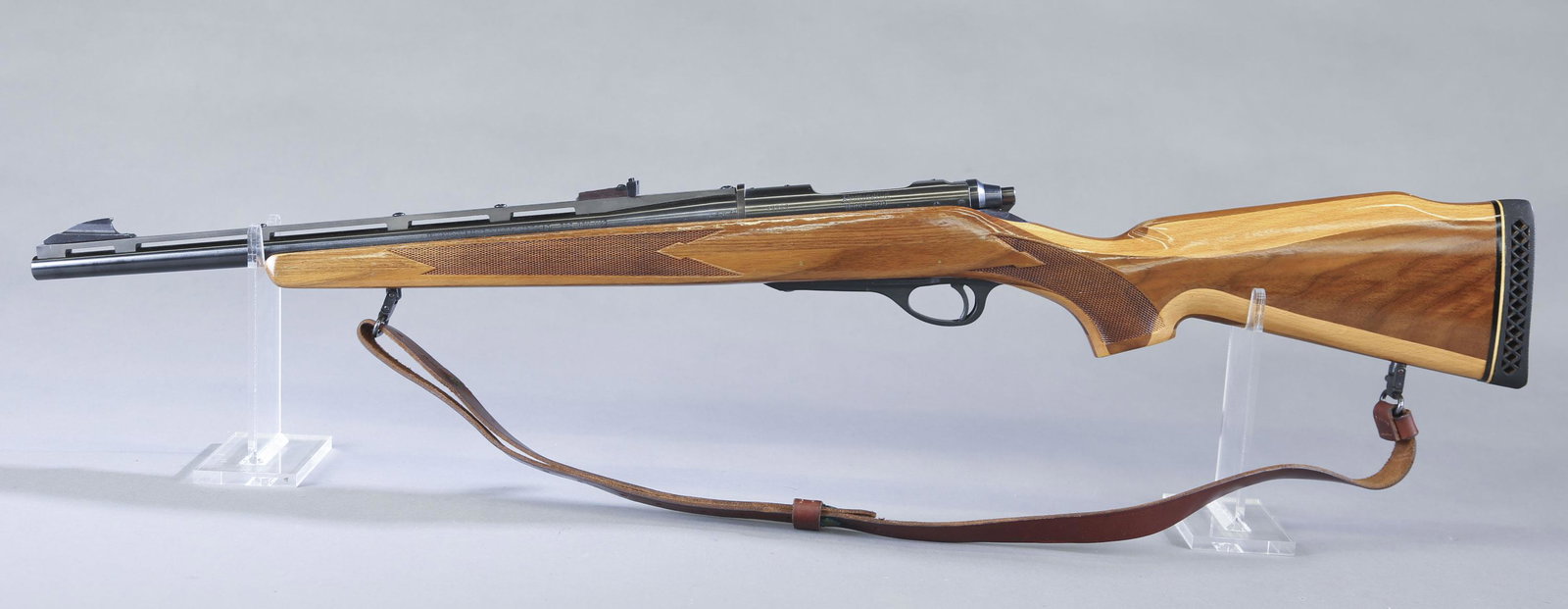 Remington M600 Magnum rifle .350 Rem. mag.: Remington Model 600 Magnum bolt action rifle .350 Remington Magnum. Circa 1965. Blued finish. 18 1/2" rent rib barrel. Dog leg bolt handle. Laminated walnut and beech sock with checkered wrist and rub