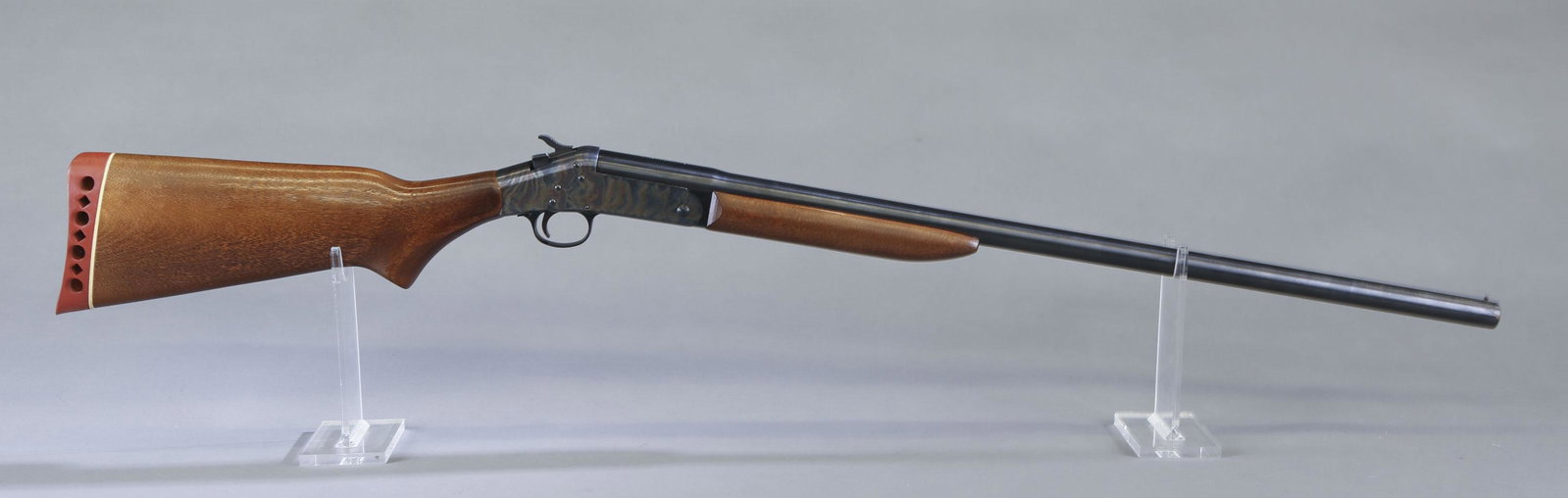Harrington & Richardson Topper M158 12 gauge.: Harrington & Richardson Topper M158, 12 gauge.3" chamber. 28" blued barrel with fixed modified chokes. Case hardened receiver. Walnut stock with rounded grip and rubber recoil pad and beavertail fore 