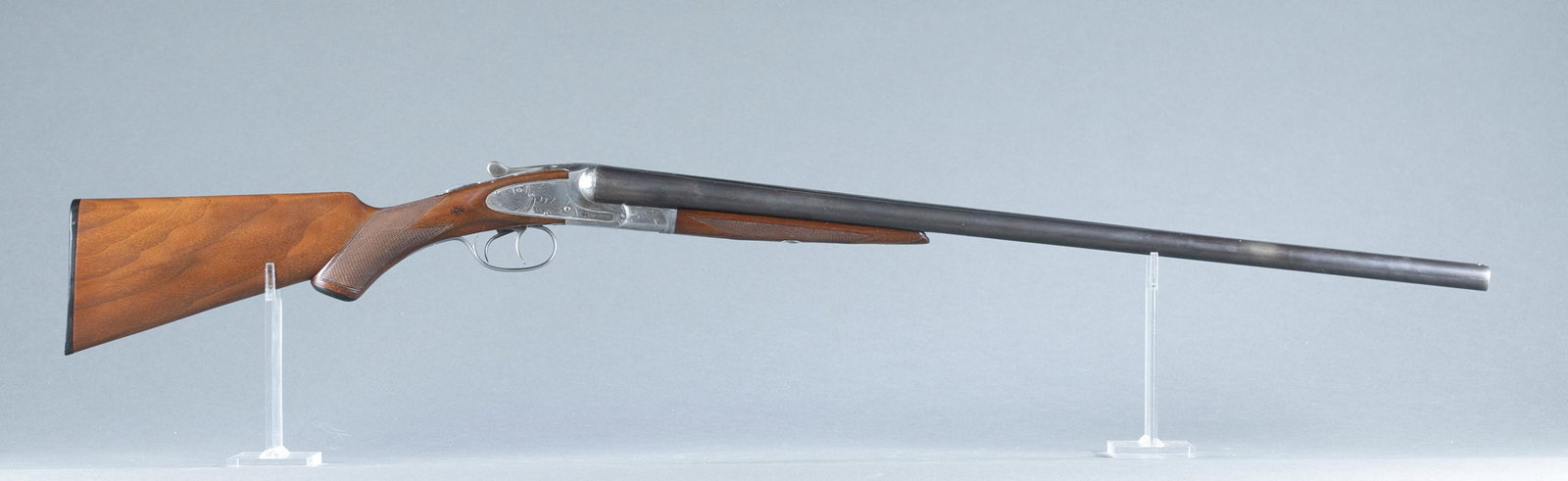 L.C. Smith Ideal Grade sxs shotgun, 12 gauge.: L.C. Smith Ideal Grade featherweight side by side hammerless sidelock shotgun, 12 gauge. Circa 1925. 28" blued fluid steel barrel with extractors. Choked Full and Modified. Barrel marked "L.C. SMITH I