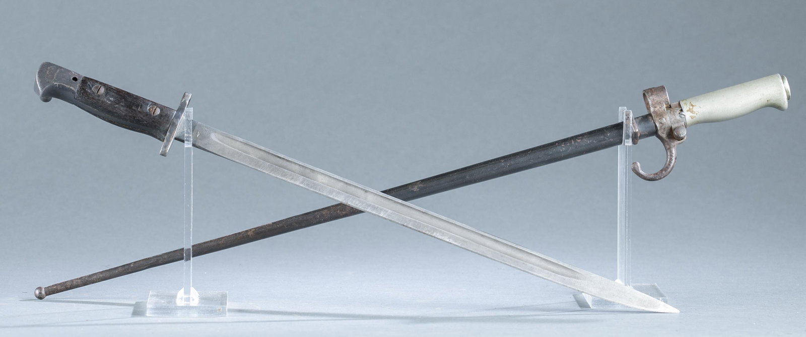 Two WW1 bayonets.: Two WW1 bayonets. ++ French Model 1886 Lebel bayonet with scabbard. 20" cruciform blade. 25" overall and 21" scabbard. ++ British pattern 1907 bayonet for SMLE. 17" blade. 22" overall. Condition: Lebe