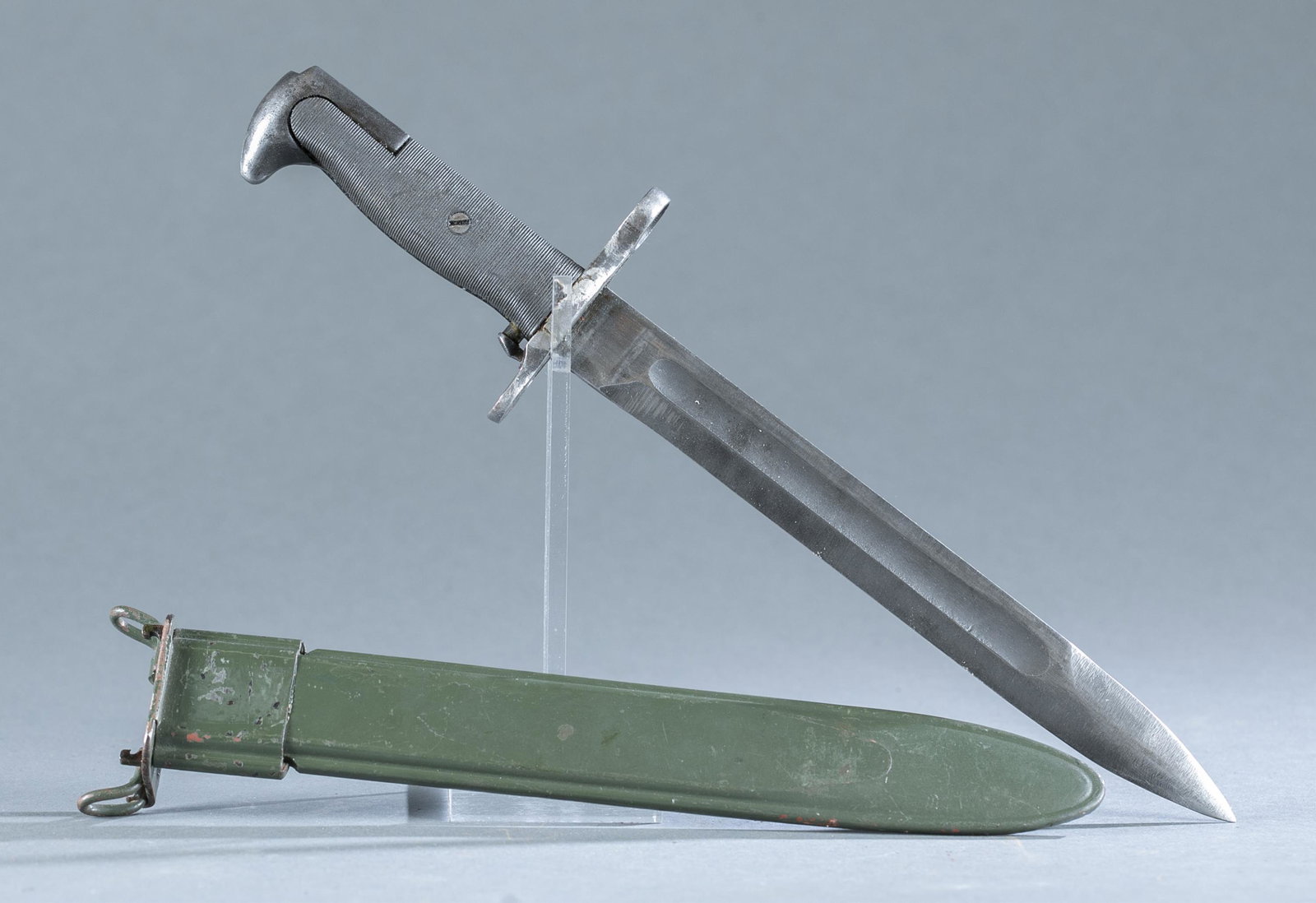 WW1 U.S. Model of 17 Remington bayonet.: WW1 U.S. Model of 17 Remington bayonet. Wood handle. 17" blade marked ricasso marked with eagle head over 18 and flaming bomb over U.S. Verso marked 1918 over Remington in a circle. Included 1st patte
