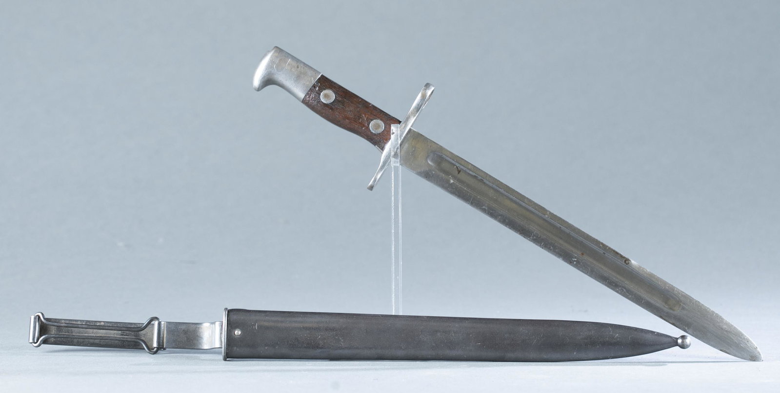1897 U.S. M1892 Krag rifle bayonet.: 1897 U.S. M1892 Krag rifle bayonet with scabbard. 11 1/2" blade marked on ricasso marked "US" and 1897 on verso. Includes metal scabbard with swivel belt loop. and 16" overall and 18 1/2" scabbard. Pr