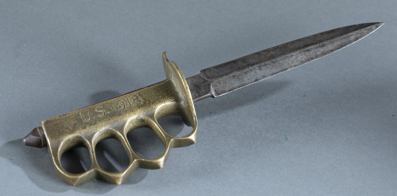 WW1 French U.S. M1918 Mark 1 trench knife.: WW1 U.S. M1918 Mark 1 trench knife. 6 1/2" double edged blade French production marked on ricasso with reclining lion and "AU LION." Brass knuckle style guard and hilt. Grip marked "U.S. 1918." Iron s