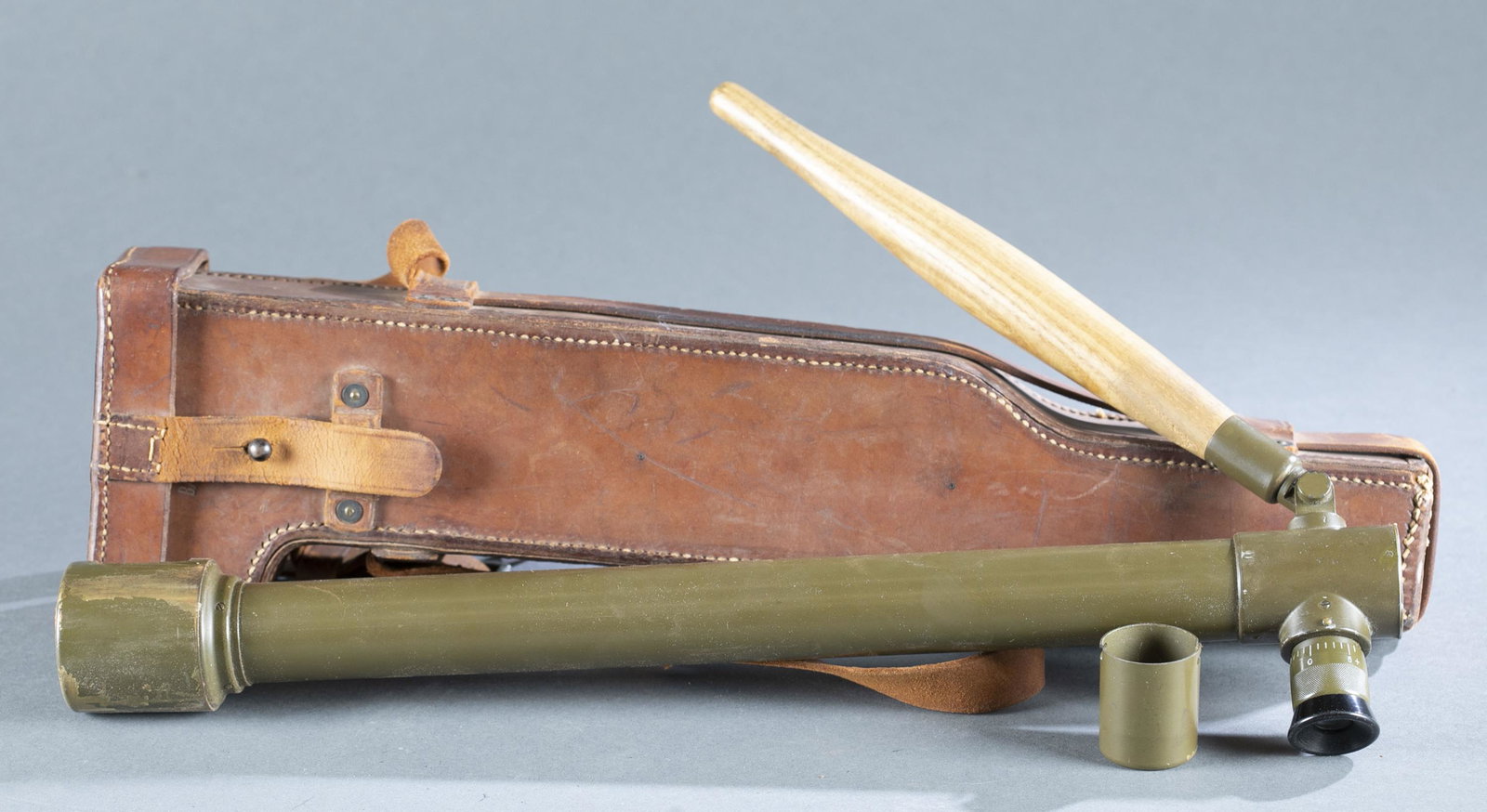 WW1 U.S. M1918 trench periscope with case.: WW1 U.S. Model 1918 trench periscope no. 10 with leather case. Green painted body with detachable cover. Marked "TRENCH PERISCOPE NO. 10/ x 7.5/ MODEL 1918/ MFG'D BY/ WOLLENSAK OPT. CO./ ROCHESTER N.Y