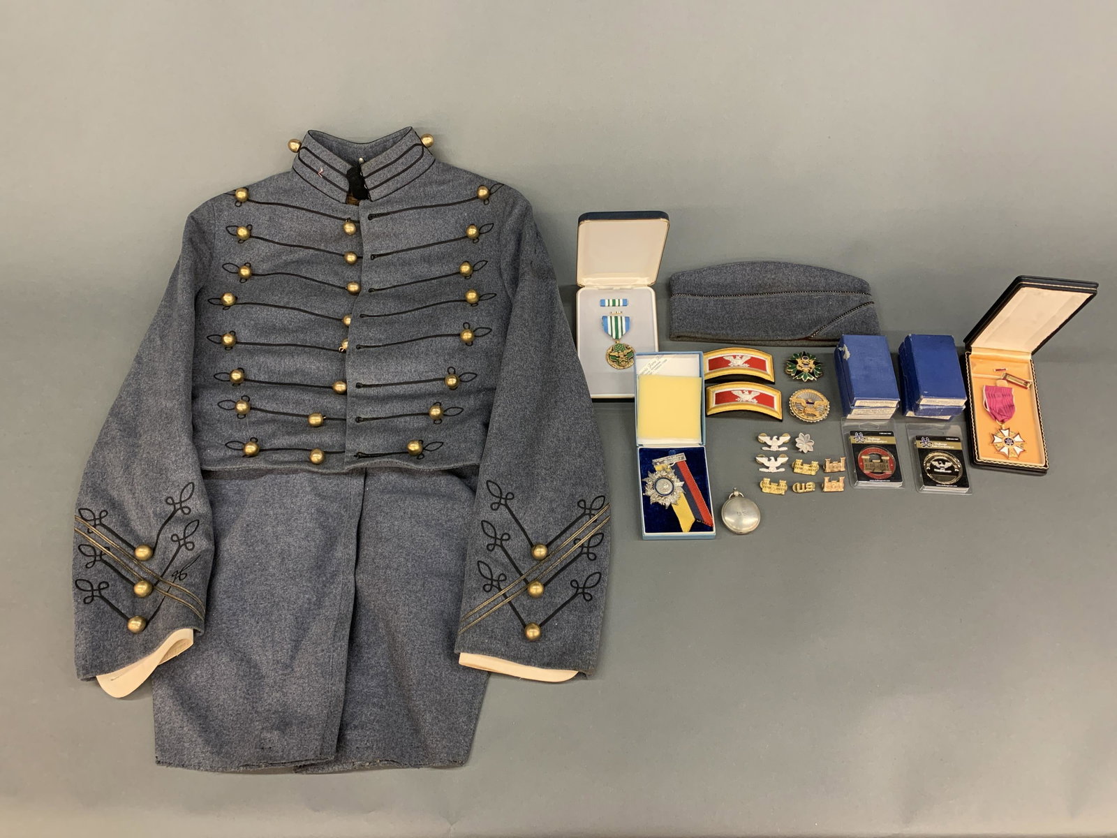 WW2 & Cold War medals, jacket, and insignia.: WW2 and Cold War medals, West Point jacket, and insignia. ++ Legion of Merit named to Ernest A. Buzalski in presentation case. ++ Joint Service Commendation Medal in case. ++ Order of Abdon Calderon, 