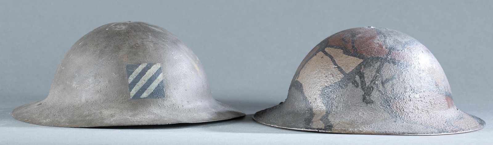 WW1 British Mark 1 and U.S. M1917 Brodie Helmet.: WW1 British Mark 1 and U.S. M1917 Brodie Helmet. ++ British Mark 1 Brodie Helmet. Unknown unit insignia painted on front. Missing liner with partial original chin strap. "HS 685" stamp on underside of