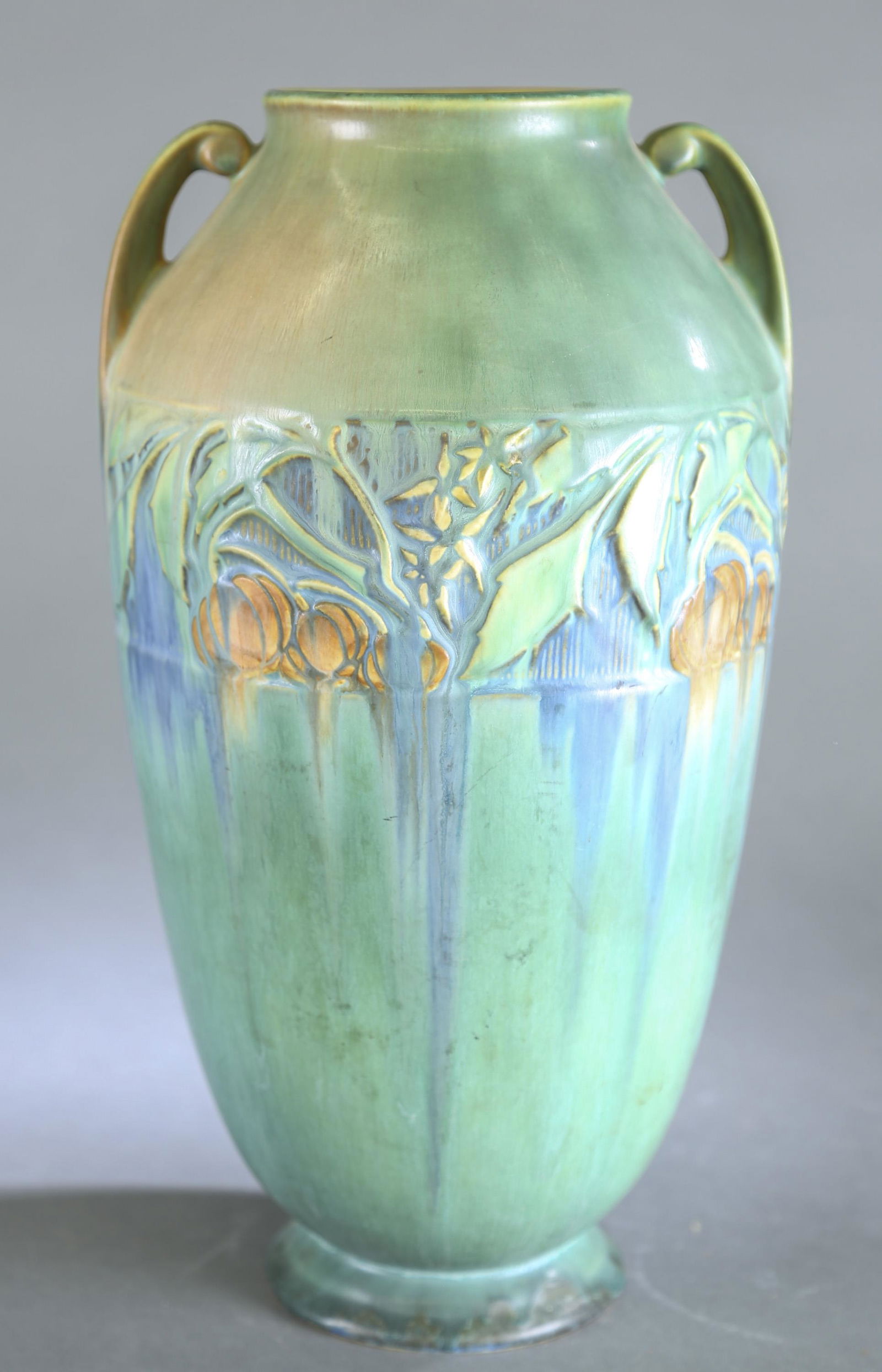 Roseville Pottery "Baneda" green vase. (1 of 4)