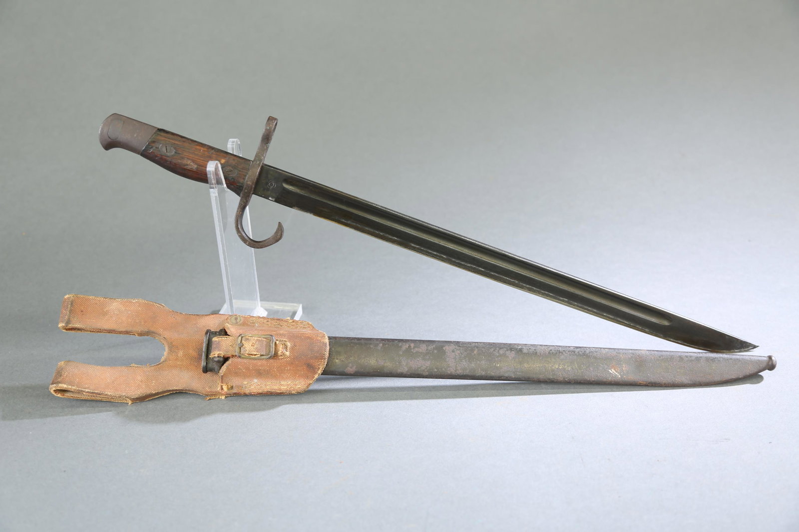 Japanese Type 30 bayonet and scabbard.: A Japanese Type 30 bayonet and scabbard. Ricasso marked with Tokyo or Kokura Arsenal mark. Metal sheath with rubberized canvas frog. Blade: 15.5" Overall: 15.5"