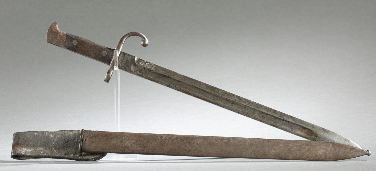 WW1 French Remington No. 5 bayonet and scabbard: A WW1 French Remington No. 5 bayonet and scabbard. Blade marked "REMINGTON ARMS Co. ILION. N.Y." Metal sheath with leather frog. Blade: 15.75" Overall 21.25" Sheath: 21"