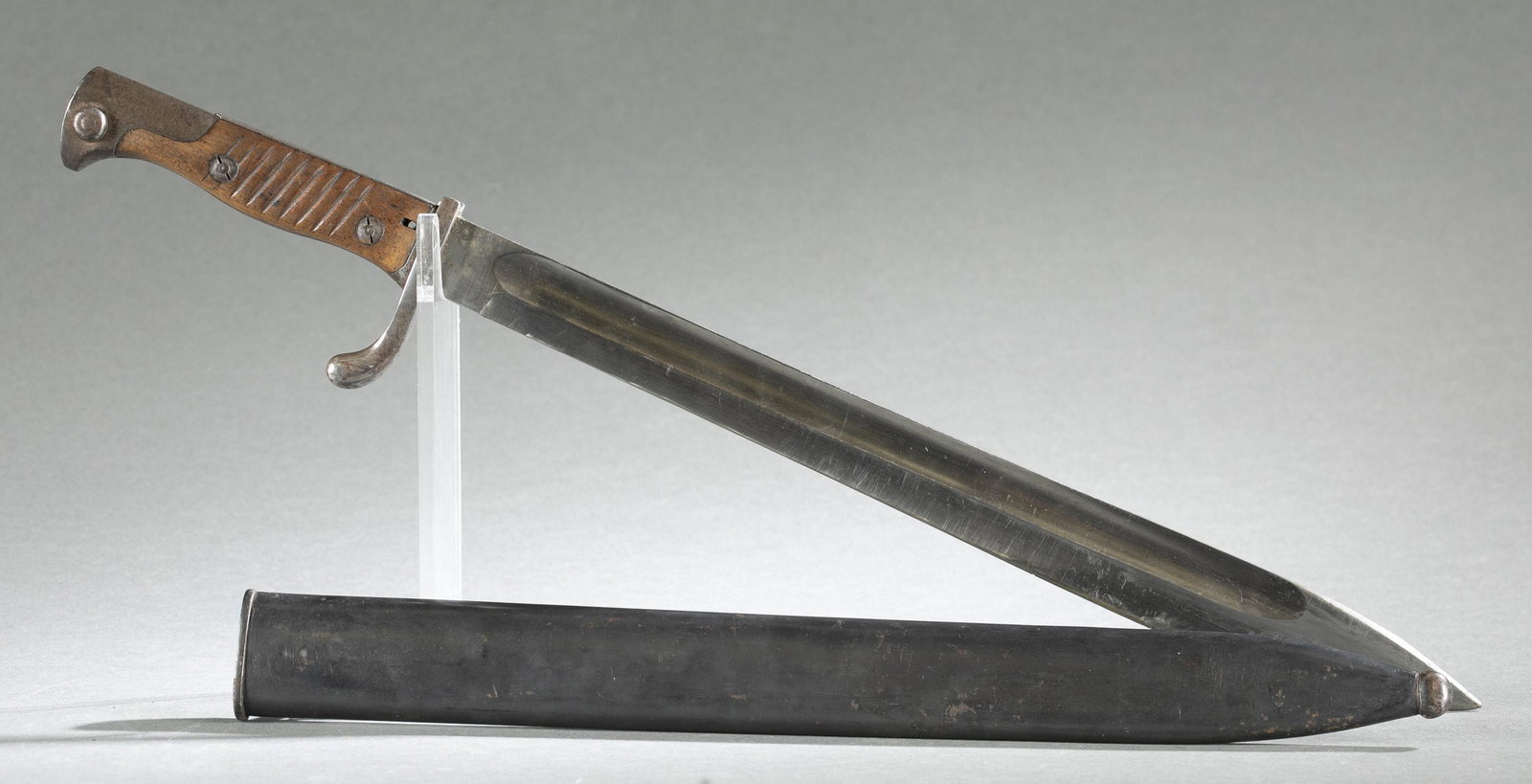 WW1 German M1898/05 bayonet with scabbard.: A WW1 German M1898/05 1st Pattern butcher blade bayonet with scabbard. Ricasso marked "WEYERSBERG/ KIRSCHBAUM/ & CIE/ SOLINGEN." Spine marked Crown "W/ 18." Unit marking on guard "P.B. 1025." Unmarked
