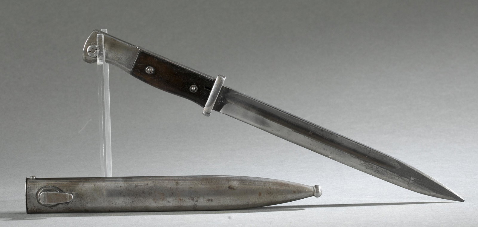 German M1884/98 III bayonet with scabbard.: A German Model 1884/98 IIIWeyersberg, Kirschbaum &Company, Solingen bayonet with scabbard. Ricasso marked "S/174" and serial 5164C. Matching number code and serial on steel sheath. Blade: 9 7/8" Overa