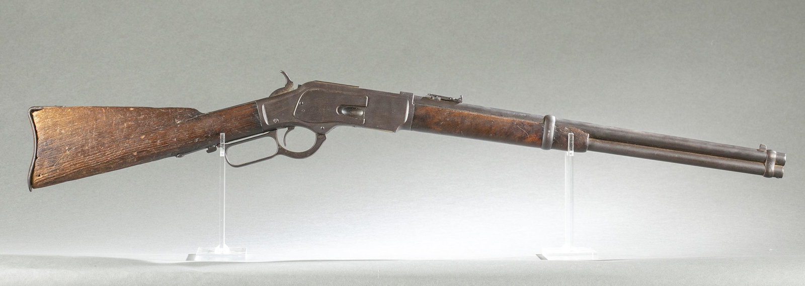 Winchester M1873 lever action carbine, 44-40.: [Antique Firearm] A Winchester Model 1873 third model lever action carbine, 44-40. Manufactured in 1882. Blued finish. 20" round barrel with Winchester address roll and Kings improvement patent. Tang 