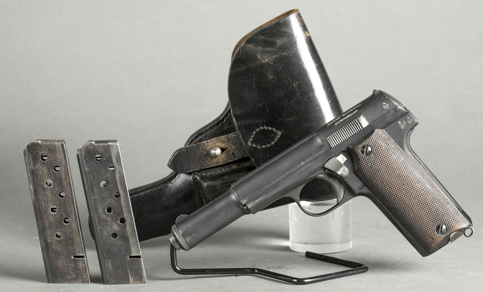 Astra Model 600/43 semi-auto pistol, 9x19mm: [Modern Firearm] An Astra Model 600/43 Semi-auto pistol, 9x19mm. Includes two magazines and leather holster. Magazines marked "ASTRA" on base plate. Marked, "UNCETA Y COMPANIA S.A. / GUERNICA ESPANA" 