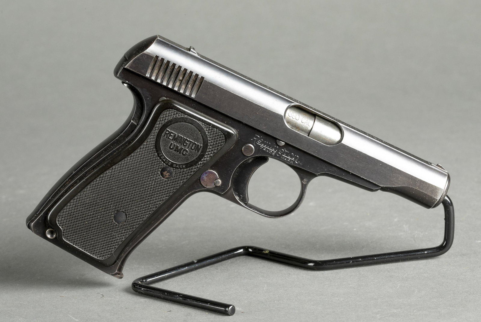 Remington M51 semi auto pistol, .380 ACP: [Modern Firearm] A Remington Model 51 Type 1 semi automatic pistol, .380 ACP. Manufactured Circa 1918-1921. Blued finish. 3 1/4" barrel. Early 9 serration slide. Remington UMC hard rubber grips. Inclu