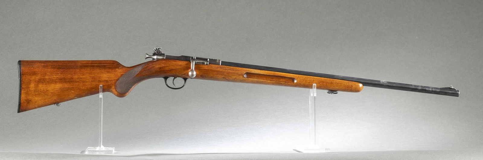 BSW Suhl H.D. Karabiner rifle, .22 hornet: [Modern Firearm] An Berlin-Suhler Waffen, Suhl H.D. Karabiner single shot bolt action varmint rifle, .22 hornet. Manufactured 1934-47. Blued finish. 24" round barrel. Front blade sight. Barrel marked