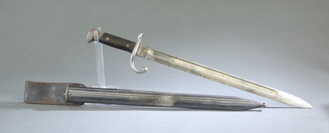 WW1 French Remington No. 5 bayonet and scabbard: A WW1 French Remington No. 5 bayonet and scabbard. Blade marked "REMINGTON ARMS Co. ILION. N.Y." Metal sheath with leather frog. Blade: 15.75" Overall 21.25" Sheath: 21"