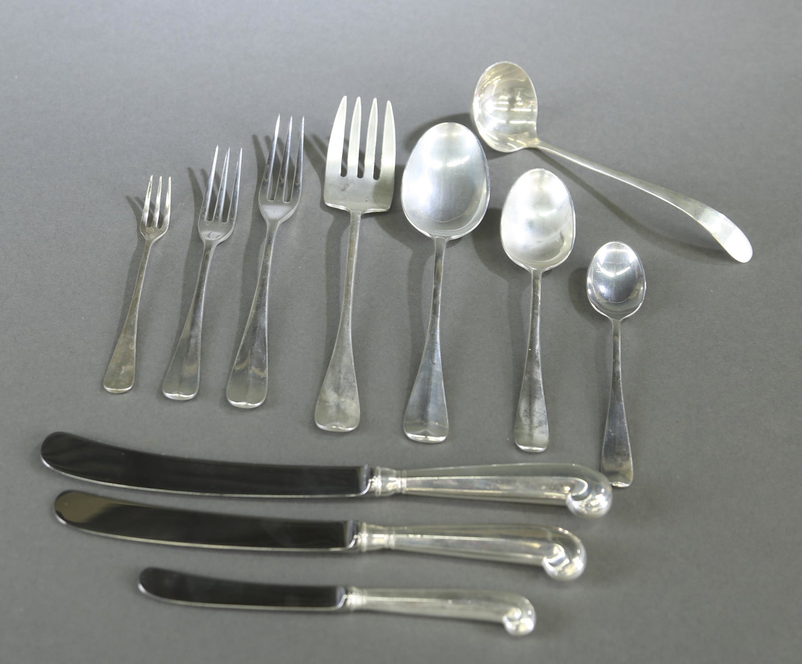 Stieff Colonial Williamsburg sterling flatware.: A Kirk-Stieff Colonial Williamsburg "Queen Anne" pattern sterling flatware service for twelve. Ninety-one pieces. 89.8 ozt. Includes twelve hollow 10" place knives, twelve 9" hollow knives, twelve 6 1