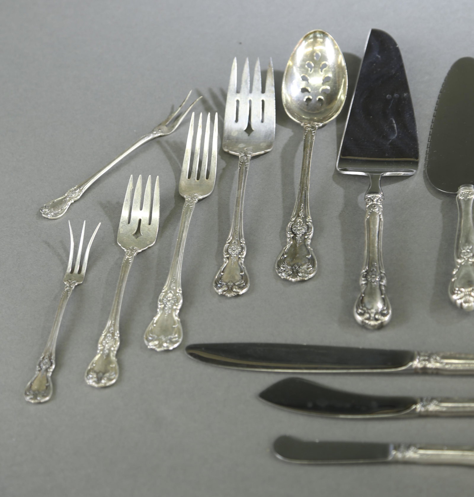 Towle "Old Master" sterling flatware service.: A Towle "Old Master" pattern sterling silver flatware service. One hundred ten pieces. 110.6 ozt. Includes fourteen 9 1/2" hollow dinner knives, two 5 3/4" hollow butter knives, one 6 3/4" hollow mast