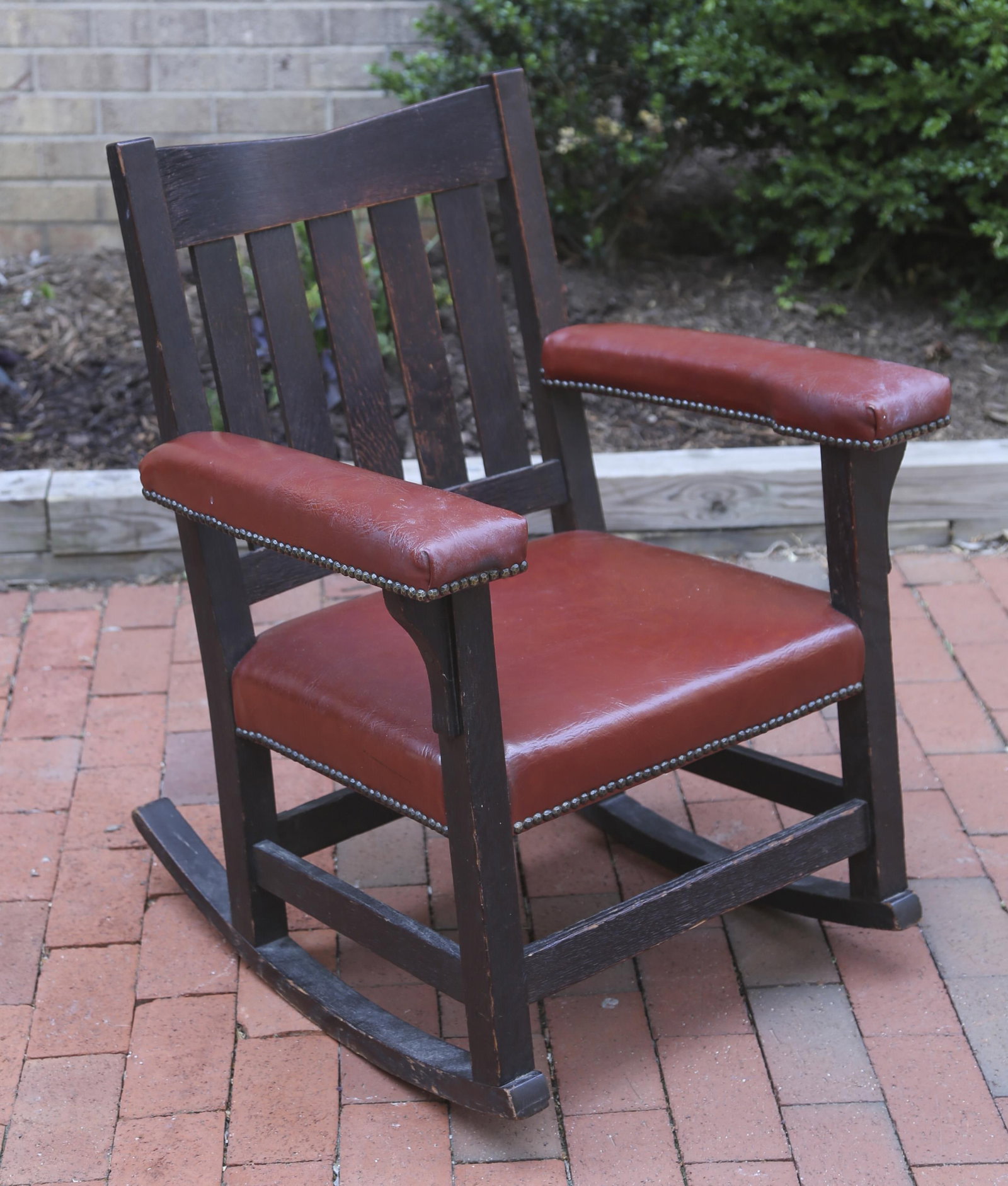 Gustav Stickley V-Back #311 rocker.: An Arts and Crafts Gustav Stickley V-Back #311 rocker. Circa 1905-1912. Leather and arms and seat. Gustav Stickley decal on reverse. 26" x 28" x 34".